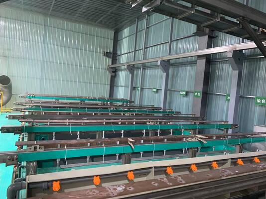 좋은 가격 알루미늄 표면 처리를 위한 하드 애노딩 라인 장비 30-50um 프로필과 샴페인, 블랙, 브라운, 실버를 포함한 사용자 정의 할 수있는 염색 색상 온라인으로